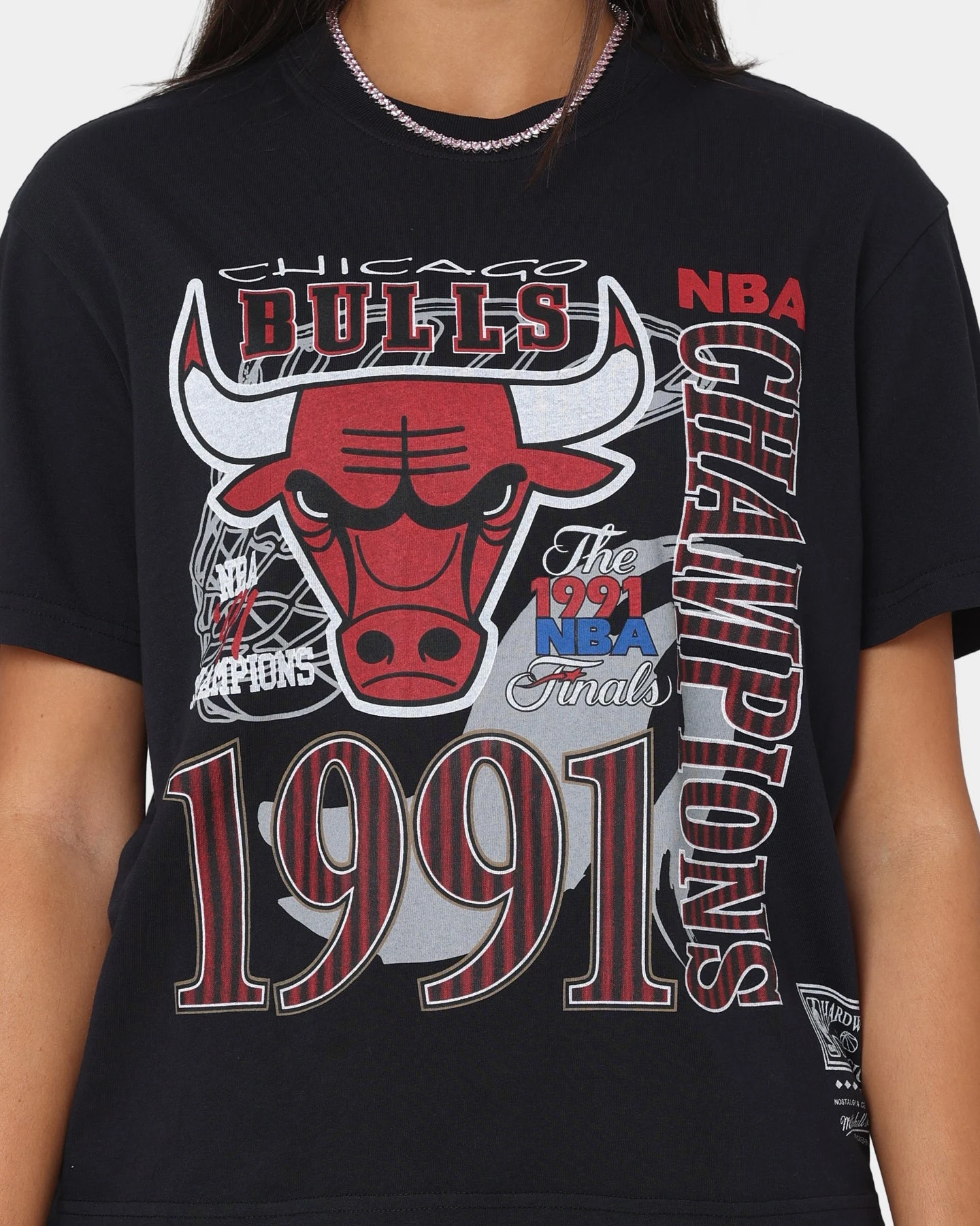 Mitchell & Ness Women's Chicago Bulls Vintage '91 Finals T-Shirt Faded Black 5 Mitchell & Ness Women's Chicago Bulls Vintage '91 Finals T-Shirt Faded Black - Image 3