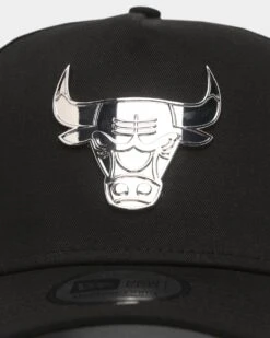 New Era Chicago Bulls 'Metal Badge' 9FORTY K-Frame Snapback Black/Silver -Sportswear Women Store 196819011310 default 0050